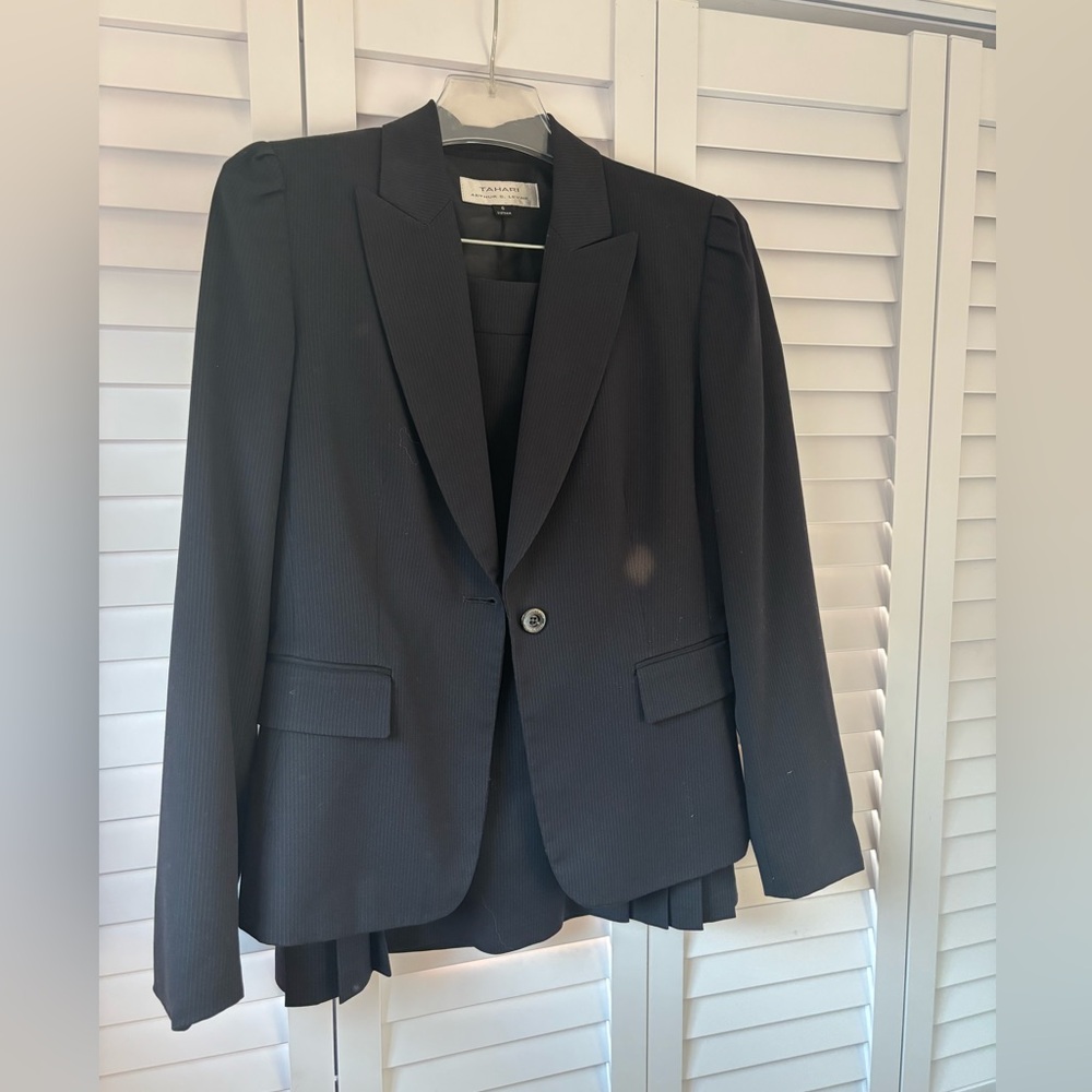 Tahari Arthur S. Levine Navy Pin stripe skirt suit. Size 6.